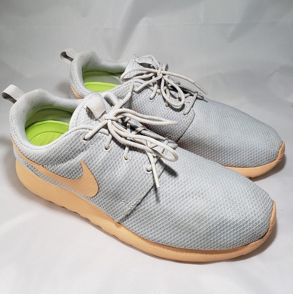 Women's Nike Roshe Run - Sz 8.5 - Picture 1 of 7